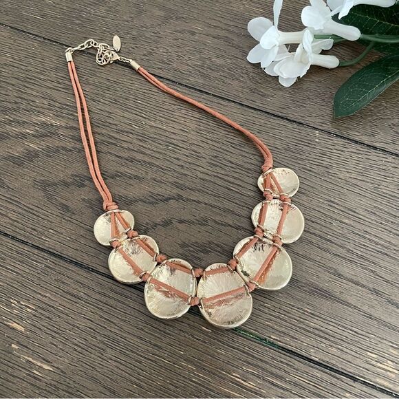 ST. THOMAS Gray Textured Oval‎ Medallion Bib Statement Necklace leather strand - Picture 6 of 6